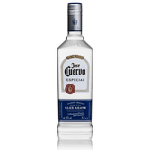 Die Flasche mit dem blauen Etikett von Jose Cuervo Especial Tequila zeigt die traditionelle Herstellung aus blauer Agave.