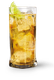 Ein transparentes Glas mit einem alkoholischen Getränk, das Eiswürfel und eine Limette zeigt, strahlt eine einladende Atmosphäre aus.