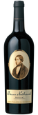 Ein edler Rotwein in einer stilvollen Flasche, die das Erbe des Weinguts Rothschild verkörpert, mit einem nostalgischen Porträt.