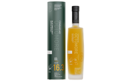 Die Flasche Octomore Whisky, umgeben von einer stilvollen Tube, hebt die exklusive Edition 16.3 mit goldener Flüssigkeit hervor.