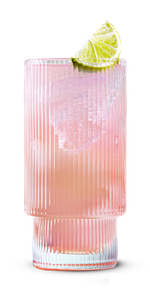 Ein stilvolles, geripptes Glas enthält ein prickelndes rosa Getränk, das mit einer Limettenscheibe verziert ist.