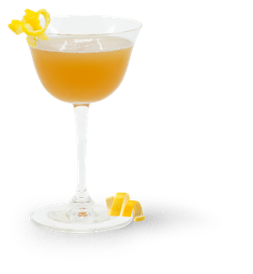 Ein Cocktail mit einer ansprechenden goldenen Farbe, serviert in einem eleganten Glas, mit einer Zitronenschale als Dekoration.
