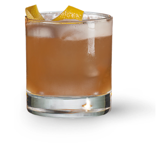 In einem klaren Glas befindet sich ein brauner Cocktail mit Eiswürfeln und einer Zitronenschale als Dekoration.