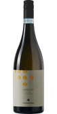 Eine elegante Flasche Grillo-Wein aus Sizilien mit einem modernen Etikett und goldenen Punkten, die den Jahrgang 2021 anzeigt.