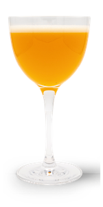 Ein elegantes Glas mit einem goldenen Getränk, das eine schaumige Schicht an der Oberfläche hat.