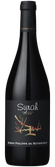 Ein stilvoller Syrah-Wein in einer schlanken Flasche, die mit einem kreativen, farbenfrohen Etikett verziert ist.