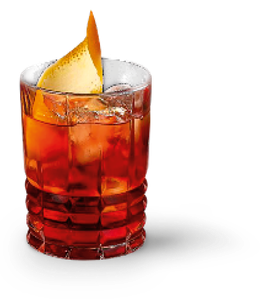 Ein Cocktail mit einer leuchtend roten Farbe, serviert in einem facettierten Glas, verziert mit einer spiralförmigen Orangenschale.