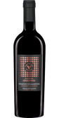 Ein hochwertiger Rotwein in einer schlanken Flasche, die mit einem auffälligen Etikett und dem Schriftzug 'Vigne Vecchie' verziert ist.