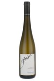 Eine elegante Flasche Grüner Veltliner mit dem Etikett 'Steinporz' von FJ Gritsch, die in einem hellen Licht glänzt.