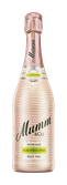 Ein schimmernder, rosafarbener Sekt in einer stilvollen Flasche, die mit feinen Blasen und Wassertropfen verziert ist.