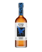 Eine Flasche Stork Club Straight Whiskey mit einem auffälligen blauen Etikett und einem stilisierten Storch-Logo.