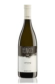 Ein hochwertiger Chardonnay in einer ansprechenden Flasche, die die Herkunft Burgenland und den Namen Heinrich präsentiert.