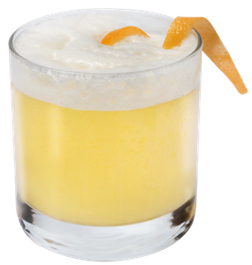 Ein Glas mit einem hellgelben, schaumigen Getränk, das mit einer spiralförmigen Orangenschale dekoriert ist.