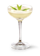 Das Cocktailglas zeigt ein helles Getränk, das mit einer Schicht Schaum und frischen Minzblättern verziert ist.