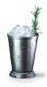 Ein eleganter silberner Becher gefüllt mit Eiswürfeln, garniert mit einem frischen Rosmarinzweig, strahlt Frische aus.