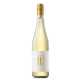 Eine moderne Weißweinflasche mit goldfarbener Schraubkapsel und minimalistischem cremefarbenem Etikett. Das markante goldene „III“-Logo in Form von Kerzen verleiht der Flasche eine stilvolle und festliche Optik.
