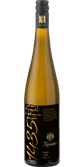 Eine elegante Flasche Riesling mit schwarzer Etikette und goldenen Schriftzügen, die die Herkunft und Qualität des Weins betont.