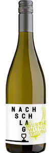 Eine Flasche Weißwein mit dem Etikett 'NACHSCHLAG' und dem Slogan 'Bubbles without Trouble' steht vor einem neutralen Hintergrund.