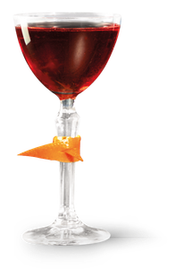 Ein elegantes Glas mit rotem Getränk, verziert mit einer orangefarbenen Schale, strahlt festliche Stimmung aus.