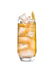 Ein Glas mit einem eisgekühlten Getränk, das durch Eiswürfel und einen Zitronenschnitz verziert ist, vor einem einfarbigen Hintergrund.