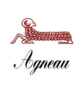 Ein stilisiertes rotes Schaf mit lockiger Wolle liegt auf dem Boden, darunter der elegante Schriftzug 'Agneau'.