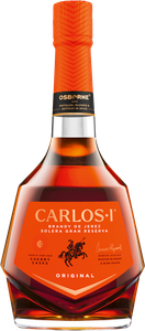 Ein edler Carlos I Brandy, der in einer kunstvoll gestalteten Flasche präsentiert wird, perfekt für besondere Anlässe und Feiern.