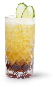 Ein kunstvoller Cocktail in einem klaren Glas, das mit Eis gefüllt ist, zeigt einen schönen Farbverlauf und wird mit Gurken dekoriert.