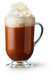 Ein Glas mit heißem Schokoladengetränk, gekrönt von einer großzügigen Schicht Sahne, steht auf einem weißen Hintergrund.