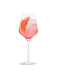 Ein elegantes Glas mit einem pinkfarbenen Getränk, gefüllt mit Eiswürfeln und einer Scheibe Grapefruit am Rand.
