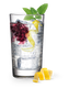 Ein klarer Drink mit einer lila Fruchtmischung, Eis und Zitronenstreifen, der in einem stilvollen Glas serviert wird.