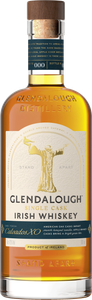 Eine Flasche Glendalough Irish Whiskey mit einem eleganten Holzverschluss und einer goldenen Flüssigkeit im Inneren.