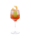 Der Cocktail im Glas hat eine ansprechende orangefarbene Farbe und ist mit Eiswürfeln und Zitronenschalen dekoriert.