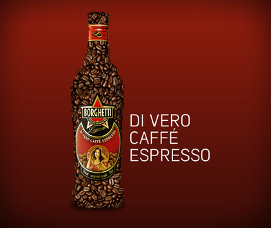 Borghetti's Di Vero Caffè Espresso in einer kunstvollen Präsentation, umgeben von Kaffeebohnen, vor einem warmen, roten Hintergrund.