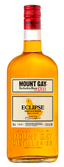 Eine Flasche Mount Gay Rum mit leuchtend gelber Flüssigkeit und einem roten Verschluss, die auf einem weißen Hintergrund steht.