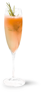 Ein transparentes Glas, gefüllt mit einem schaumigen, orangefarbenen Cocktail, dekoriert mit einem Zweig frischem Rosmarin für zusätzlichen Geschmack.