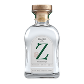 Eine elegante Flasche Obstbrand mit einem Holzverschluss, die das Logo und die Details der Marke Ziegler zeigt.