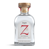 Ein hochwertiger Kirschbrand in einer ansprechenden Flasche, die durch ihren Holzverschluss und das klare Design besticht.