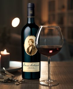 Eine elegante Weinflasche mit dem Etikett 'Baron Nathaniel' steht neben einem großen Weinglas auf einem Holztisch.