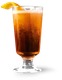 Ein elegantes Glas mit einem sprudelnden, bernsteinfarbenen Getränk, garniert mit einer Zitrusschale an der Kante.