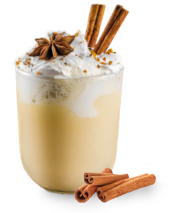 Ein Glas mit cremigem Getränk, garniert mit Sahne, Zimtstangen und Sternanis, strahlt festliche Gemütlichkeit aus.