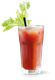 Das Glas enthält einen Cocktail mit einer leuchtend roten Farbe, garniert mit einem frischen Selleriezweig.