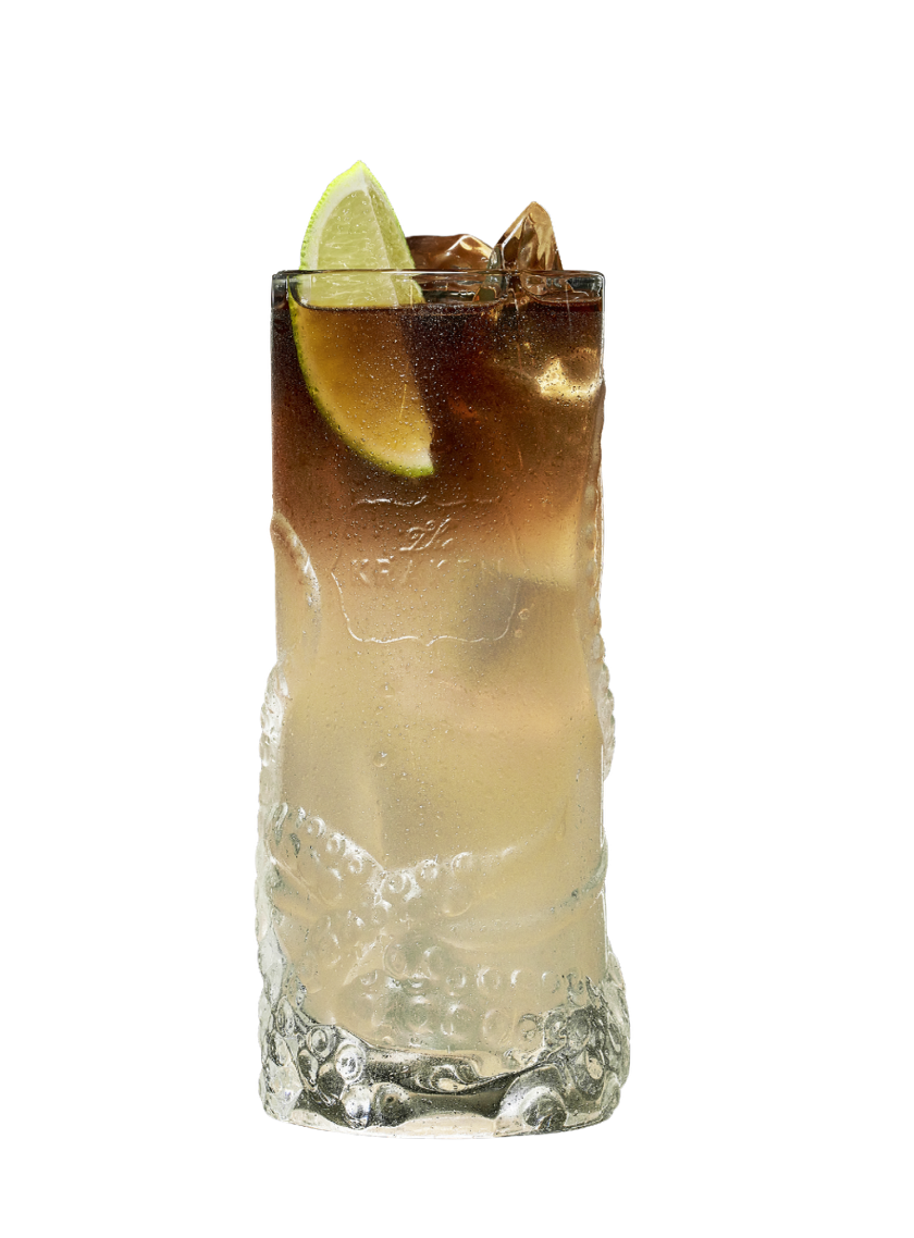Ein transparentes Glas mit einem erfrischenden Cocktail, das mit Eis gefüllt ist und eine Limettenscheibe oben hat.