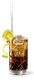 Ein erfrischendes Getränk in einem klaren Glas, gefüllt mit sprudelndem Cola und einem Limettenschnitz als Garnitur.