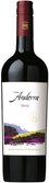 Ein stilvoller Merlot in einer dunklen Flasche, das Etikett präsentiert eine malerische Szenerie mit leuchtenden Farben.