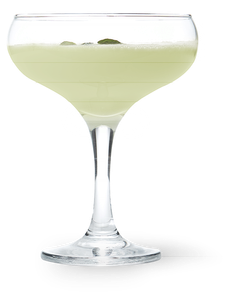 Das Glas enthält ein erfrischendes, hellgrünes Getränk, das mit einer Schicht Schaum und Kräutern dekoriert ist.