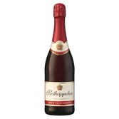 Der Sekt Rotkäppchen Rubin Halbtrocken in einer eleganten Flasche, die mit feinen Wassertropfen bedeckt ist, strahlt Frische aus.