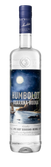 Eine Flasche Humboldt Guarana-Vodka mit einem kunstvollen Etikett, das eine nächtliche Landschaft mit Mondlicht zeigt.