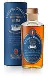 Eine elegante Flasche Grappa Riserva steht neben einer stilvollen Verpackung, die Informationen über die Rum-Finishing-Methode enthält.