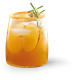 Ein stilvolles Glas mit einem fruchtigen Getränk, das mit Eis gefüllt ist und mit einem Rosmarin und Apfel dekoriert ist.