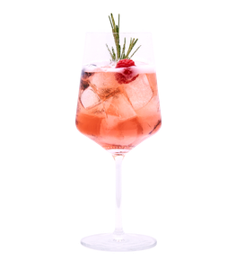 Rosafarbener, perlender Drink mit Eiswürfeln, Schaumkrone, Himbeere und Rosmarinzweigen als Garnitur in einem hohen Stielglas vor weißem Hintergrund.